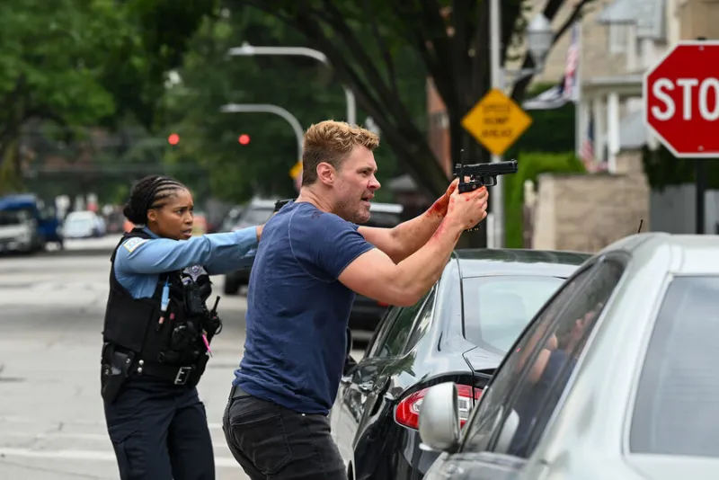 Kiana Cook (Toya Turner) và Officer Adam Ruzek (Patrick John Flueger) cầm súng tại hiện trường vụ án trong Chicago P.D. Mùa 12 Tập 1.